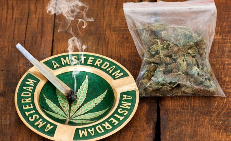 Край: Без марихуана в центъра на Амстердам