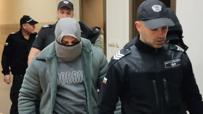 Задържаните за източване на 7 тона гориво от тръба на "Лукойл" остават в ареста