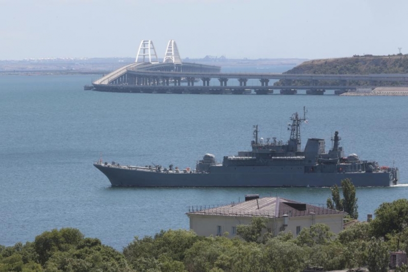 Украйна удари Кримския мост с подводни експлозиви