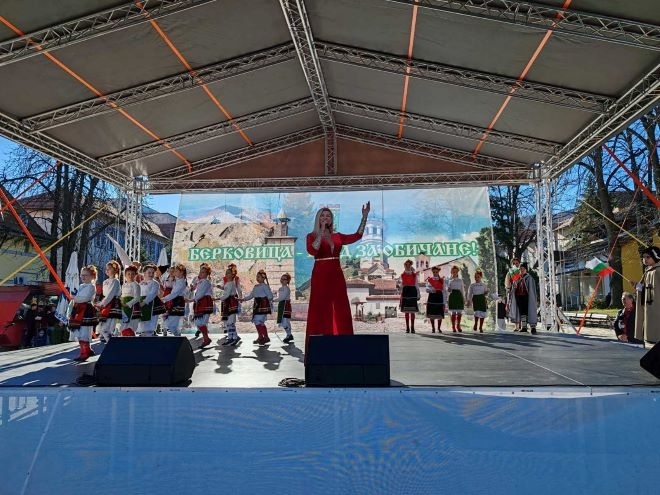 На Коледа жителите на Община Берковица видяха цветови гами в