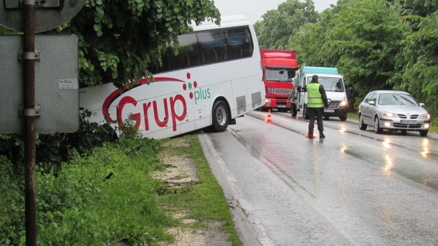 Пътнически автобус с румънски граждани е катастрофирал на главен път