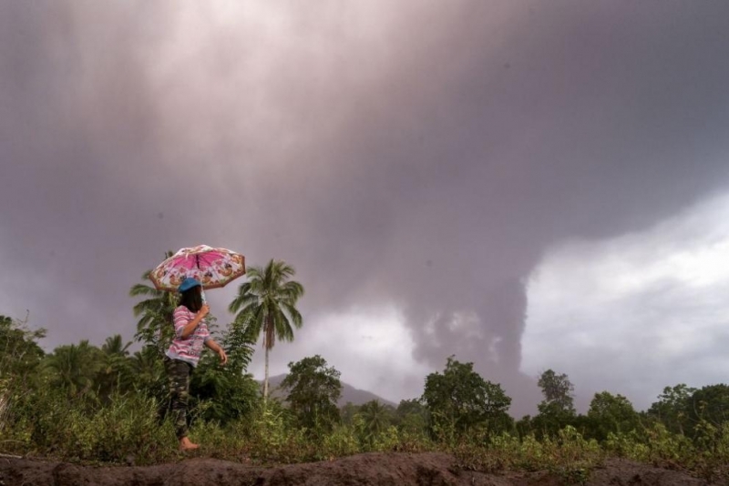 Вулкан изригна на централния индонезийски остров който бе ударен миналата