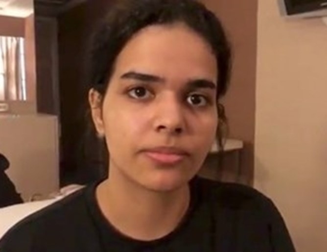 Австралия обяви днес че внимателно преценява молбата за убежище на млада