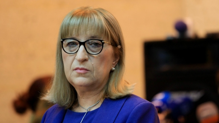 Правосъдната министърка Цецка Цачева ще подаде оставка заради купения от
