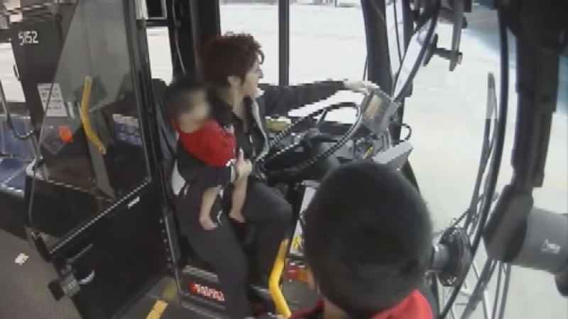 Шофьор на автобус спаси бебе след като забеляза че то