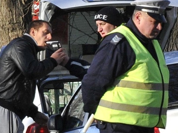 Полицейски служители са хванали двама пияни шофьори в Монтанско съобщиха