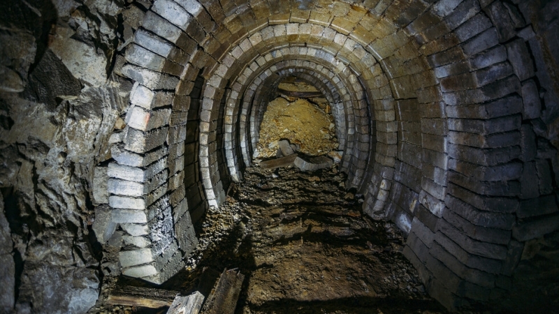 Трима души са били затрупани дълбоко под земята след инцидент