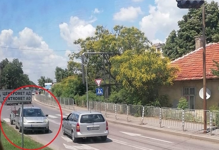 Дядо кара в насрещното на кръговото кръстовище на Лукойл във