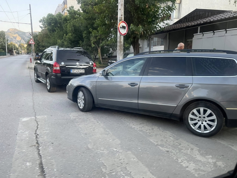Враца, баце! Шофьори зарязаха колите си на кръстовище, единият окупира и пешеходна пътека /снимки/
