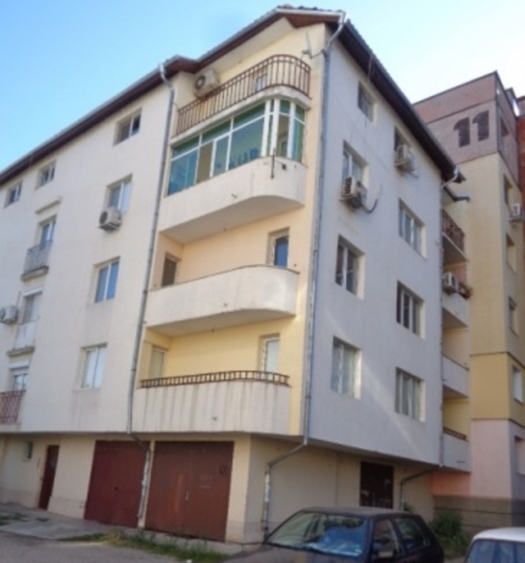 Частен съдебен изпълнител обяви на търг тристаен апартамент с гараж