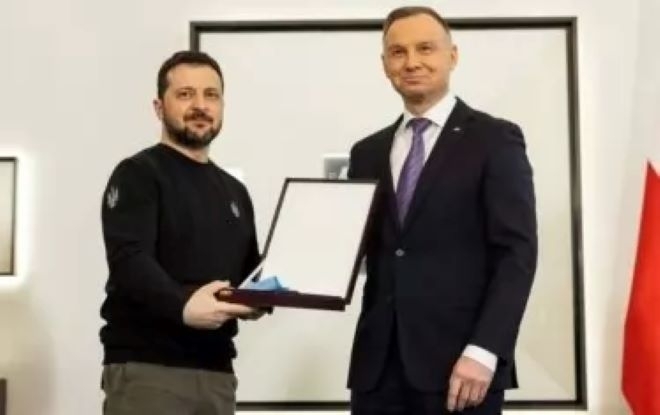 Президентът на Полша Карол Навроцки лиши президента на Украйна Зеленски