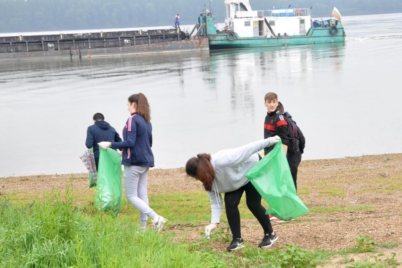 За втори ден екоактивисти и доброволци се включват в почистването