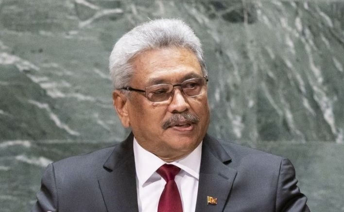 Президентът на Шри Ланка е избягал от страната с военен