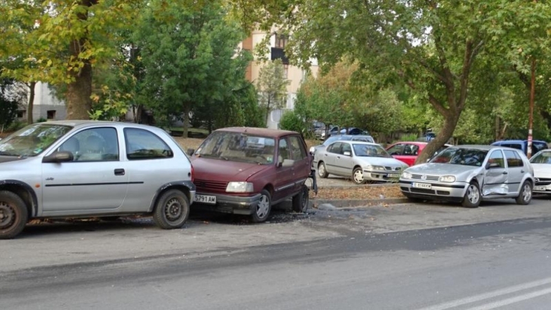 Три автомобила паркирани на булевард в Благоевград са ударени тази
