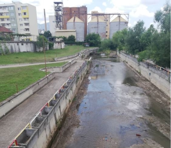 Служители на Общинско предприятие Чистота почистиха от наносни отложения и