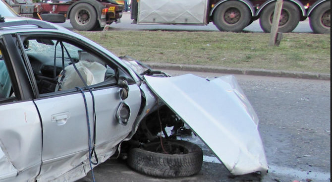 64 годишен мъж е с опасност за живота след катастрофа на