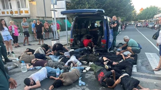 След гонка в Бургаско: Полицията залови бус, претъпкан с мигранти /снимки/