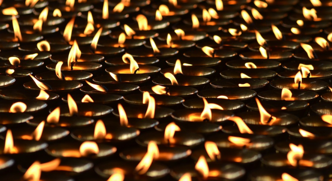 Индийци поставиха световен рекорд като запалиха 300 150 глинени лампи