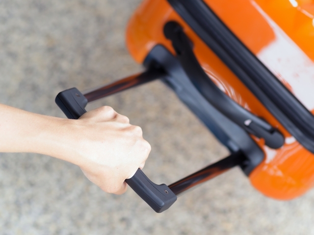 Куфарът на жена пълен с пари и ценни вещи е