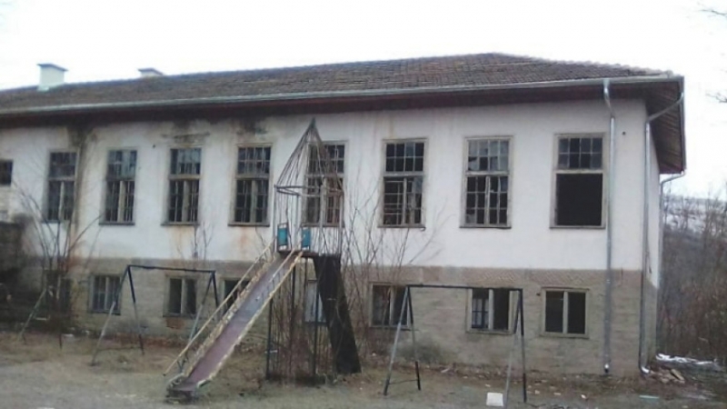 Местни жители облагородиха двора на училището в Ослен Криводол за