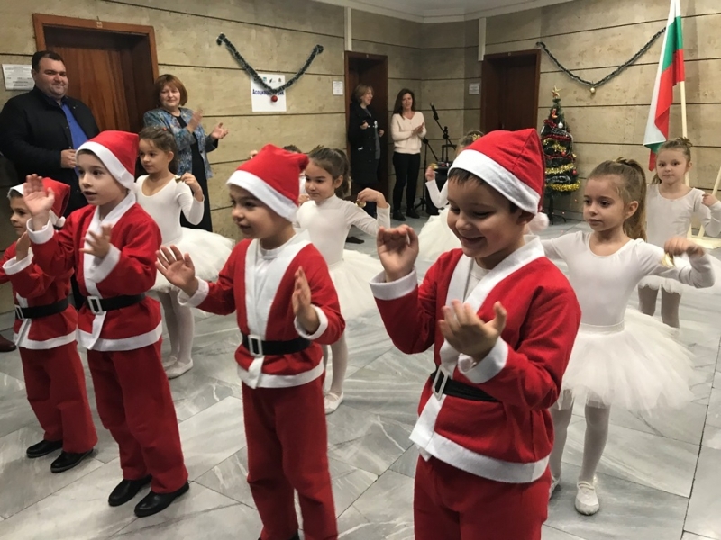 Децата от ДГ Европейчета посетиха Областна администрация Враца по
