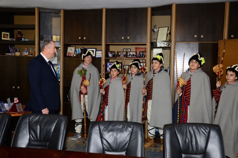 Група коледари от читалище Цвят дойдоха рано тази сутрин в