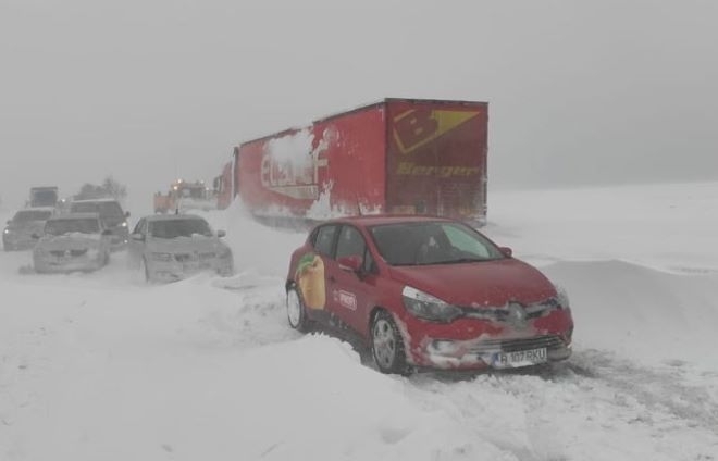 В Румъния обилни снеговалежи и навявания затвориха пътищата и блокираха