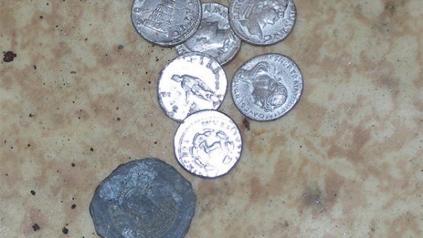 Полицаи са намерили старинни монети при спецакция в Козлодуй съобщиха
