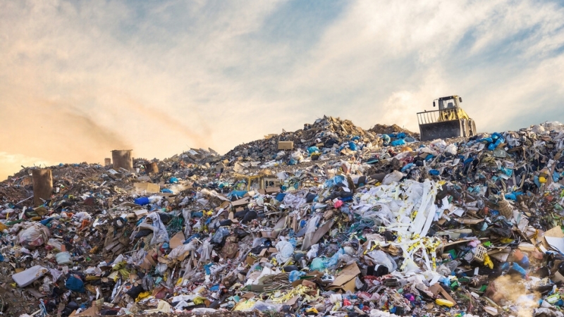 Над 29 тона пластмасови и стъклени отпадъци натоварени съответно в