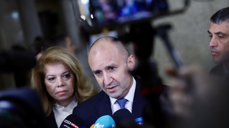 Двама министри се освобождават само седмица след клетвата на служебното