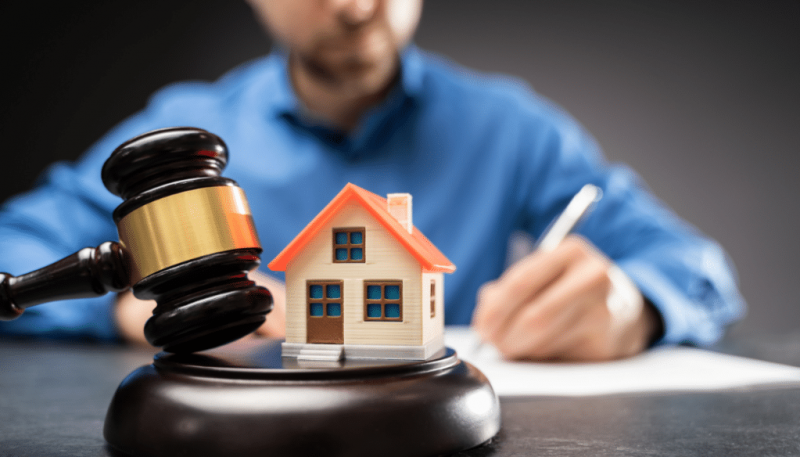 Частен съдебен изпълнител продава на търг къща с парцел във