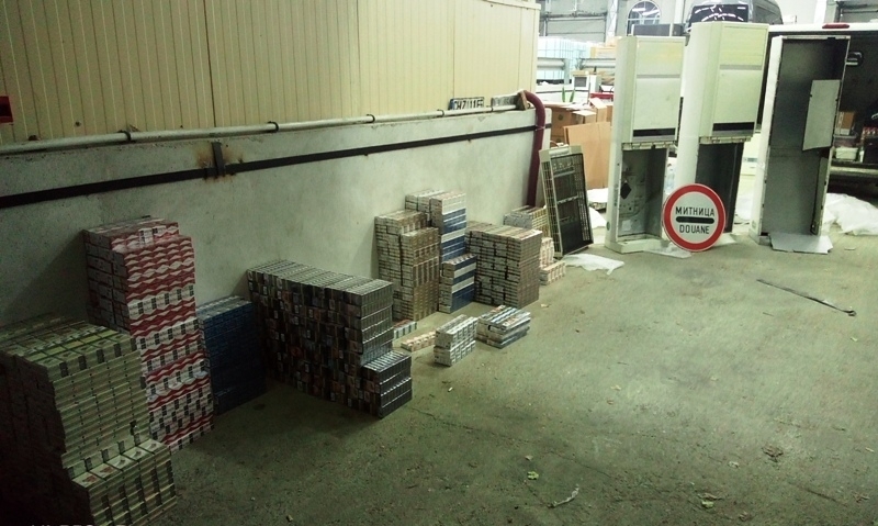 Митнически служители са задържали 97 000 къса 4850 кутии цигари
