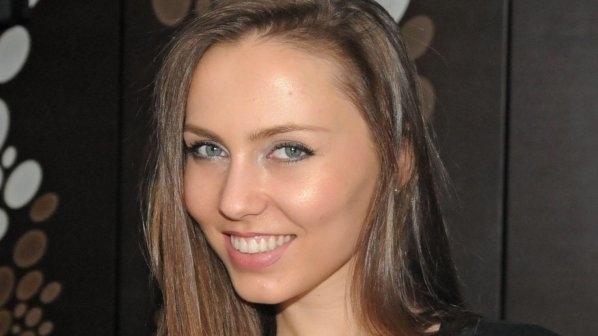 Помните ли чаровната мадама от Сделка или не Предаването вървеше