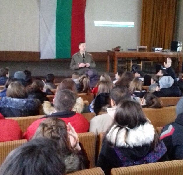 Ученици от деветите класове на Средно училище Христо Ботев във