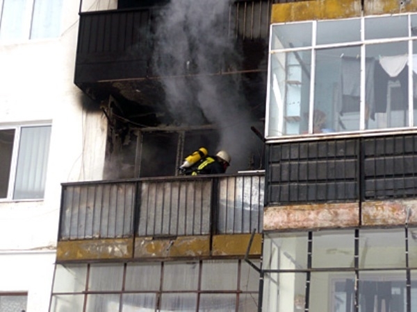 Две пожарни гасиха пламнала тераса на блок във Видин