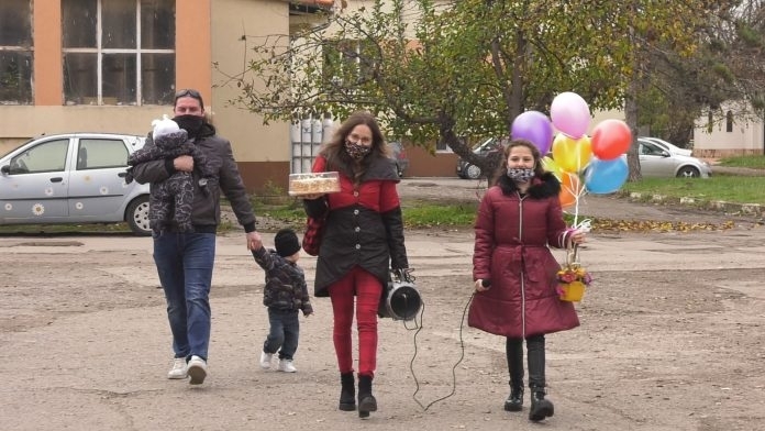 В радостта от оздравяването COVID-19, семейство с три деца от