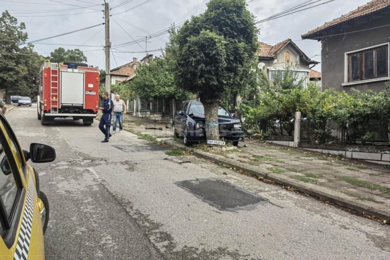 Лек автомобил Фолксваген с врачанска регистрация катастрофира на ул Стефан