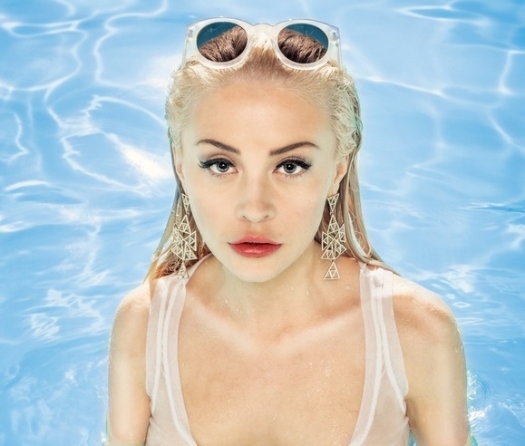 Амбър започва неделя директно от водата Признаваме че включването ѝ