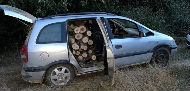 Полицаи спретнаха гонка с бракониери във Врачанско, откриха зарязана в ливада кола с незаконни дърва