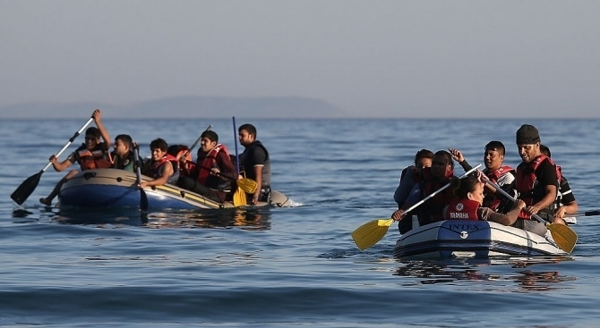Близо 400 мигранти бяха спасени вчера край бреговете на Либия.