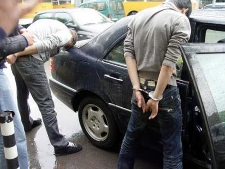 Полицаи намериха пакетчета с канабис и амфети в кола в Роман, има задържани