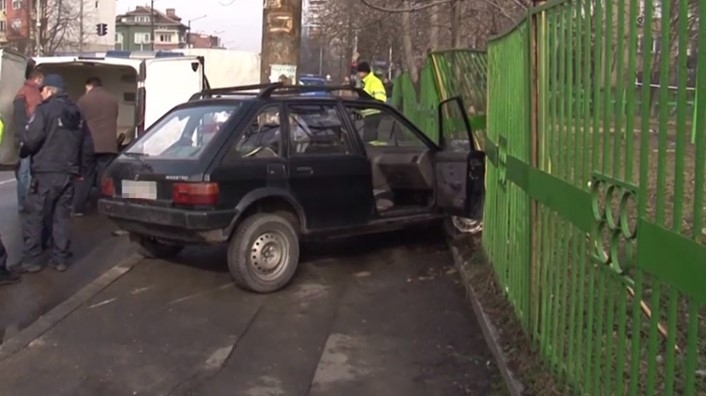 Пиян мъж е катастрофирал в село Остров съобщиха от полицията