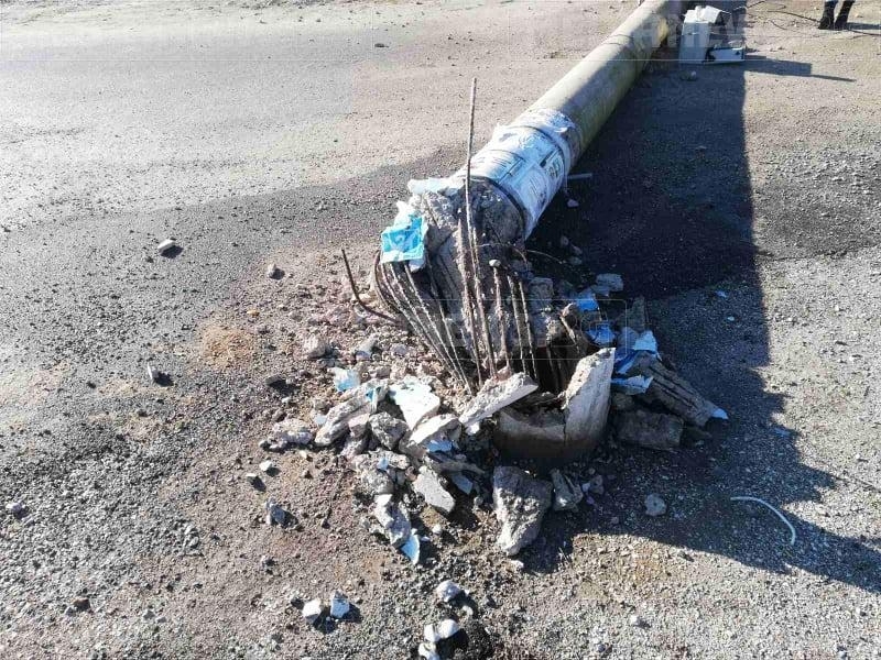 Камион се е ударил в стълб на входа на Моравица