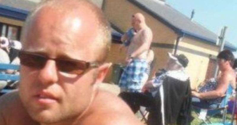 Футболист с мощно BMW мина през група младежи като през