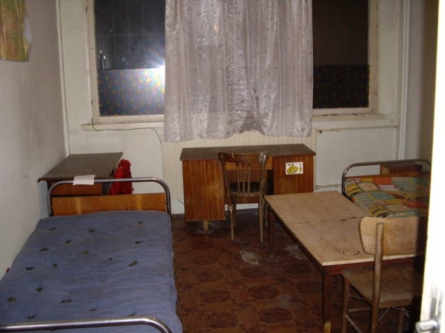 Неизвестен апаш е задигнал дрехите на ученик от стая в