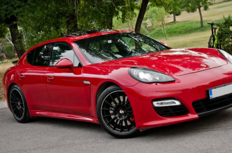 Хванаха почерпен младеж да върти волана на Порше в Лом