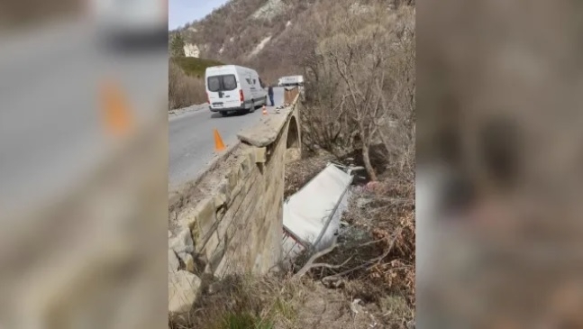 Камион е излязъл тази нощ от пътя и е паднал