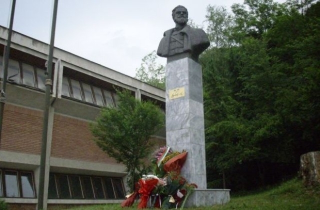 Опит за кражба на бюст паметника на Христо Ботев се опитаха