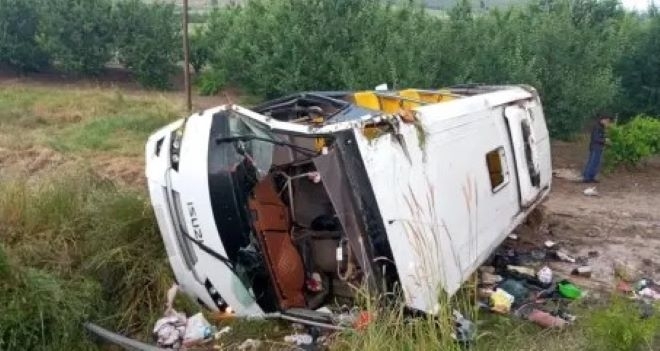 Четирима души загинаха а 16 бяха ранени при катастрофа с туристически автобус