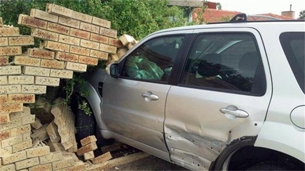 Мъртво пиян мъж се забил в бетонна стена във врачанско